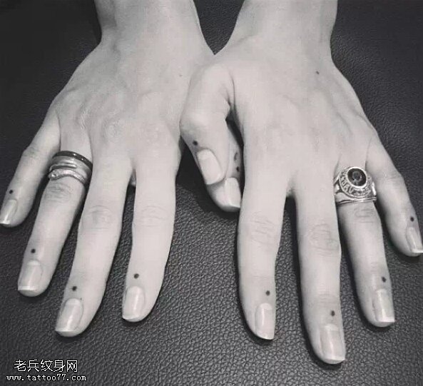纹身达人们最简约时尚的点状手指纹身
