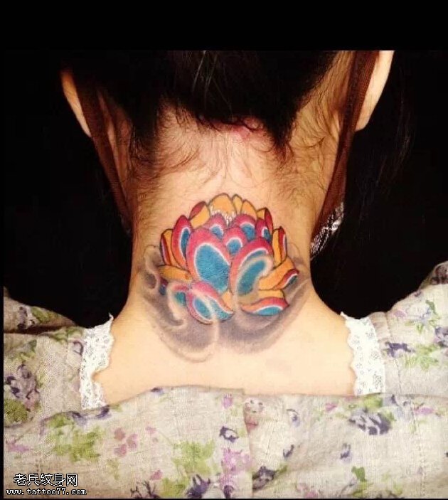 女性颈部彩色莲花纹身图片