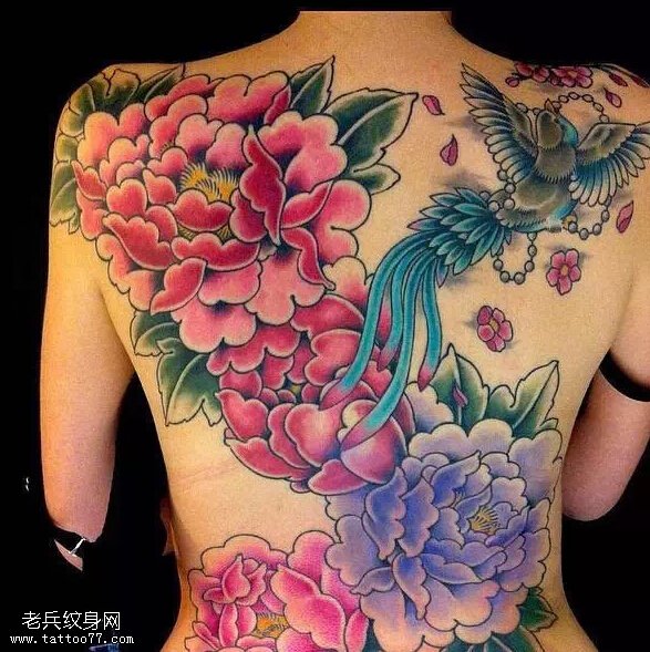 女性满背花卉纹身图片