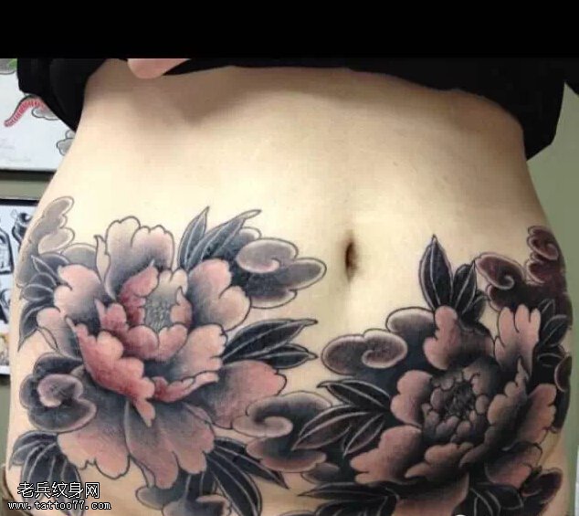 女性腹部牡丹花纹身图案