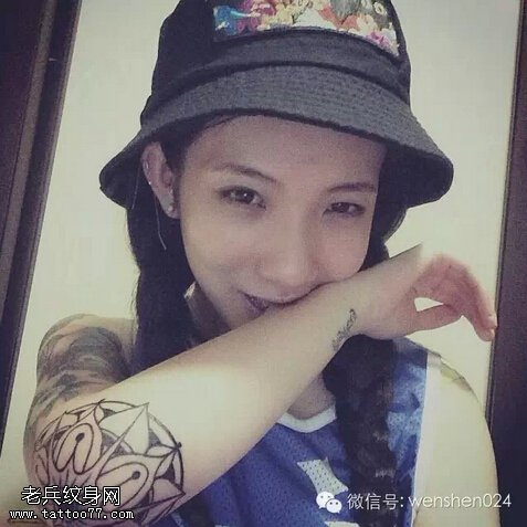 你可以不纹身,但你不能说有纹身就是还坏女孩!
