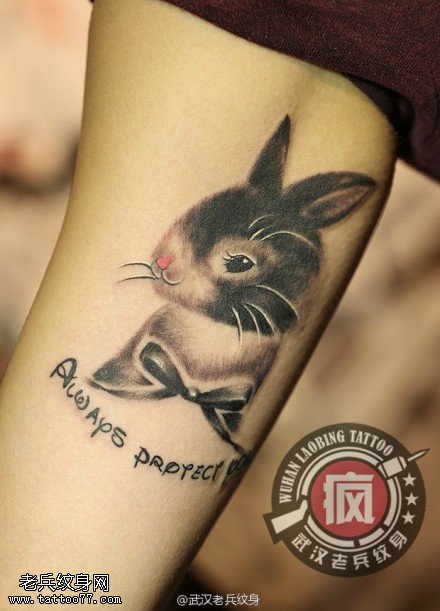 武汉专业tattoo店手臂内侧可爱小兔子纹身作品
