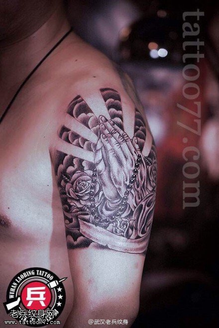 武汉最好的纹身师制作的手臂佛手玫瑰花纹身作品