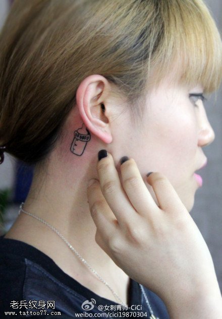 女性耳后小清新奶瓶纹身图案