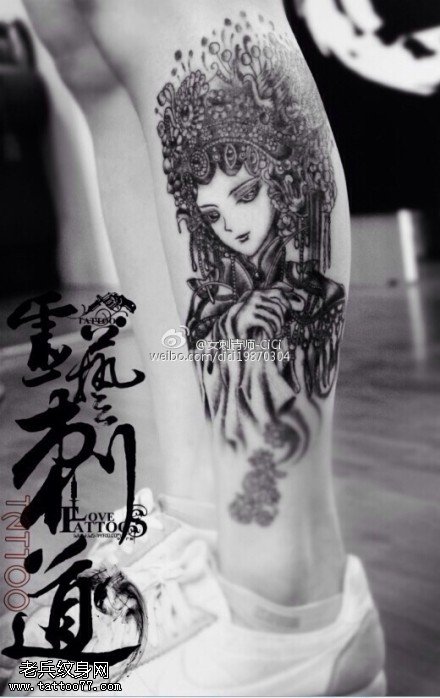 腿部黑灰素描花旦纹身图案