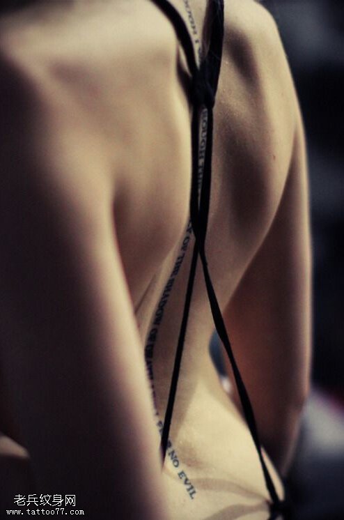 脊背纹身是女人性感而神秘的剪影