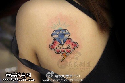 背部彩色钻石字母纹身图案