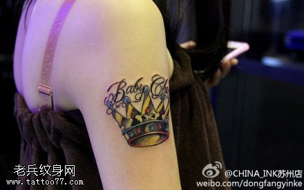 女性手臂彩色皇冠纹身图案