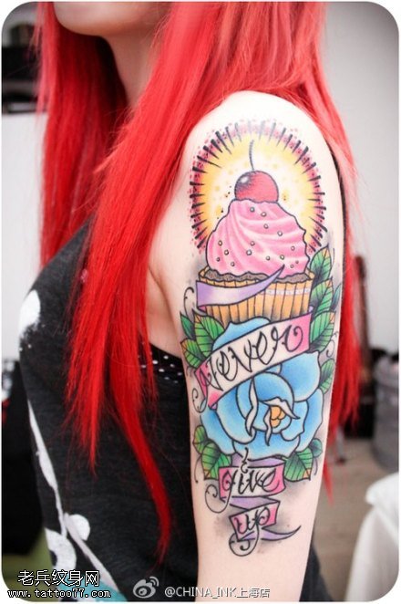 手臂彩色蛋糕玫瑰花字母纹身图案