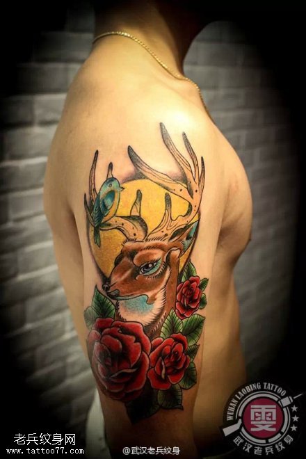 武汉女纹身师打造的手臂鹿纹身花纹身作品