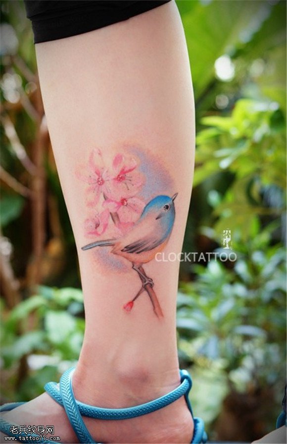 女性腿部彩色花鸟纹身图案