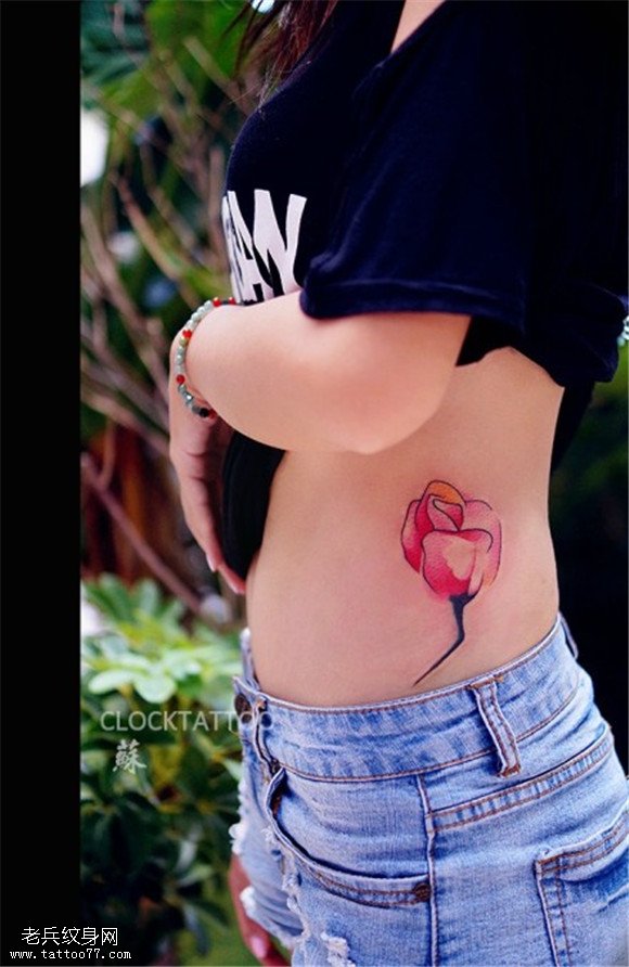女性侧腰彩色花纹身图案
