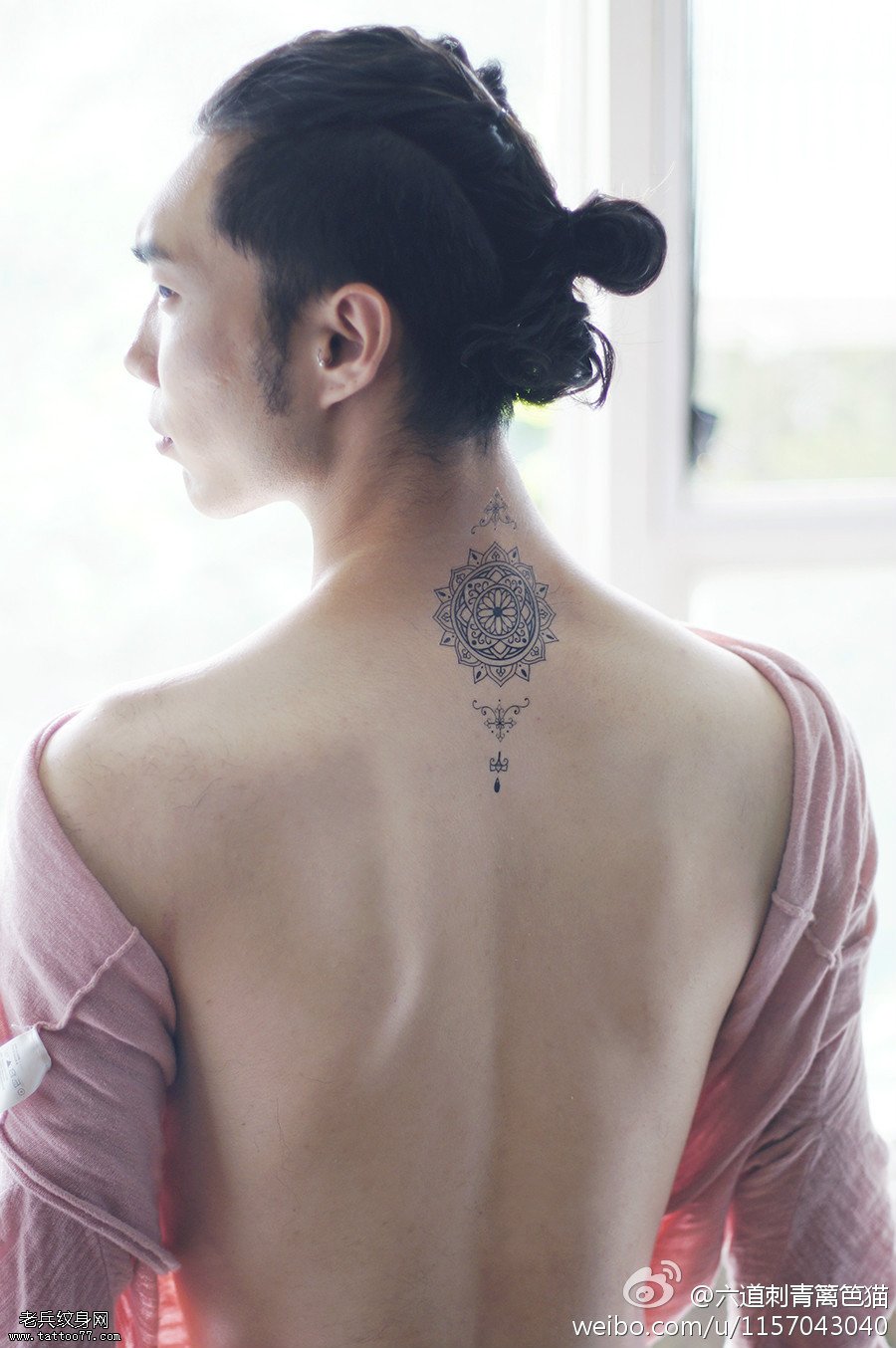 背部灵动滴翠梵花纹身图案