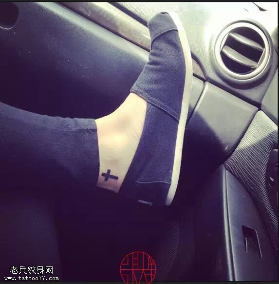 脚踝十字架纹身