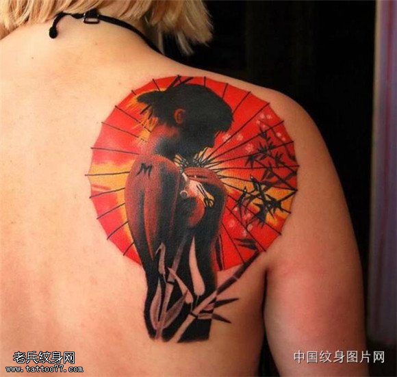 背部彩色艺妓纹身