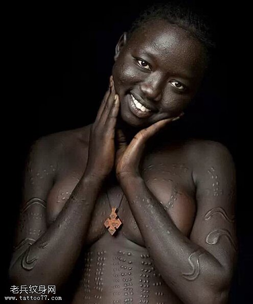 非洲少女的纹身图案寓意