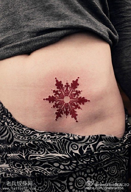 腹部彩色雪花纹身图片