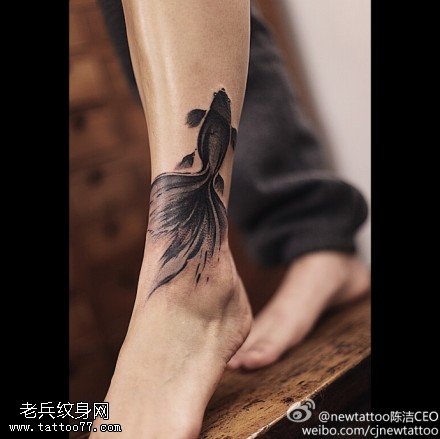 脚踝水墨金鱼纹身图片
