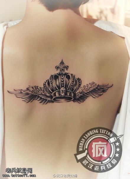  纹身师疯子女纹身师雯雯制作的情侣翅膀皇冠纹身作品