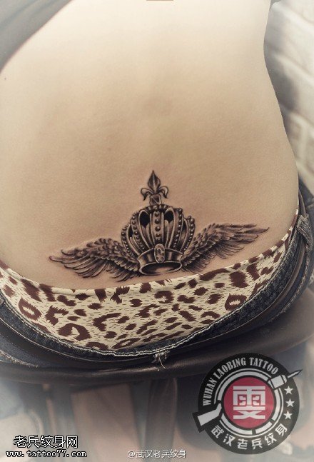  纹身师疯子女纹身师雯雯制作的情侣翅膀皇冠纹身作品