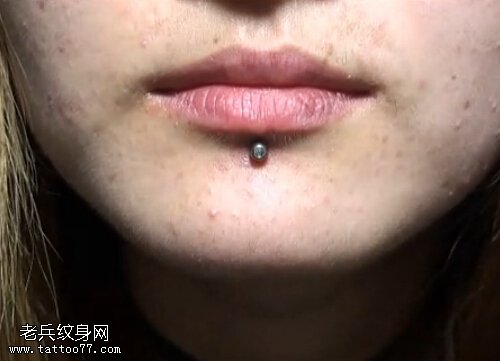 个性时尚唇环穿孔视频