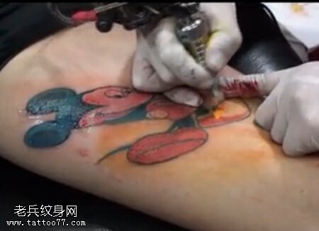 武汉最好的老兵纹身店请你欣赏可爱的大腿米奇纹身视频现场