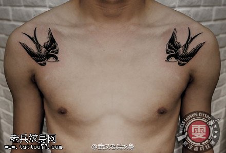 武汉老兵纹身店女纹身师制作的肩膀燕子纹身图案