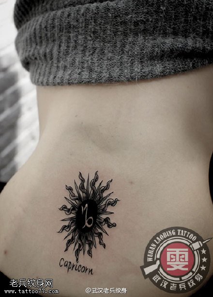武汉女纹身师制作的后腰图腾纹身图案