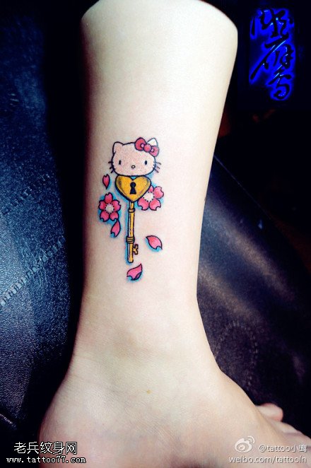 腿部彩色Kitty猫钥匙纹身图案