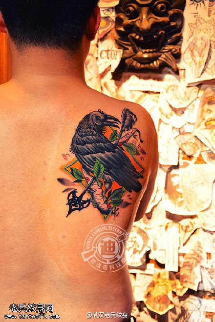 武汉纹身师喻迪制作的后背乌鸦纹身作品