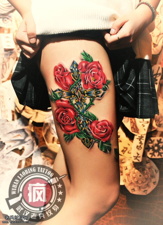 美女性感大腿部十字架玫瑰花纹身作品