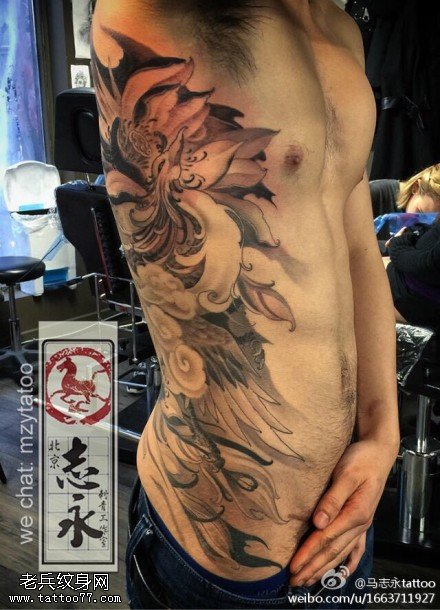 侧腰霸气凤凰展翅纹身图案