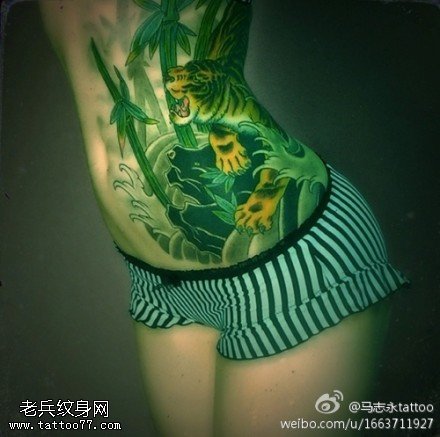 腰部翠竹加老虎纹身图案