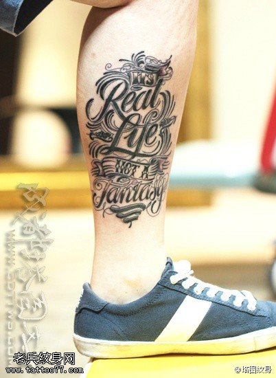 腿部个性花体字纹身图案