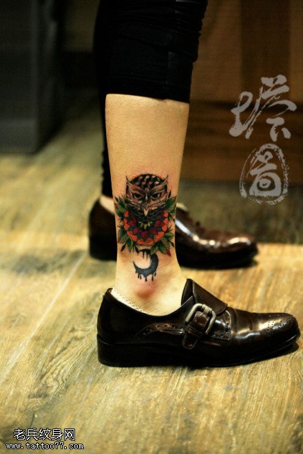 腿部个性彩色猫头鹰纹身图案