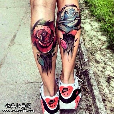 腿部彩色泼墨玫瑰纹身图
