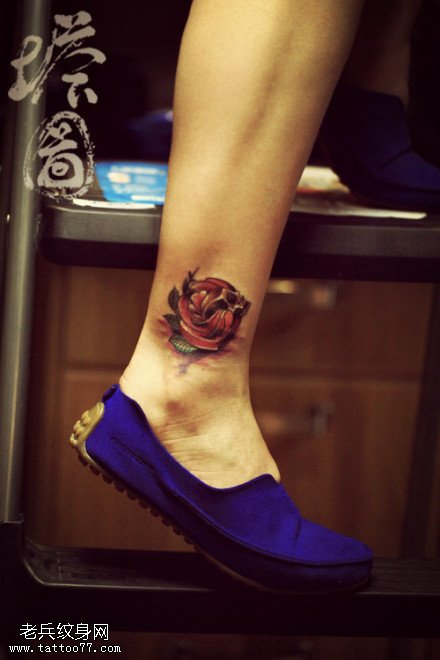 腿部彩色玫瑰纹身图