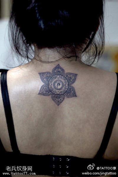 庄重神秘花符号纹身图案