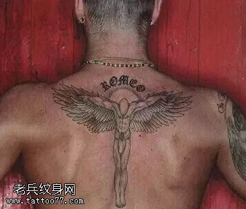 贝克汉姆手部虎口处新添数字纹身