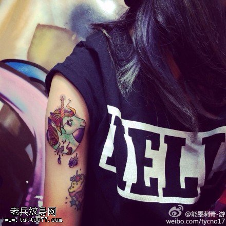 手臂彩色独角兽纹身图