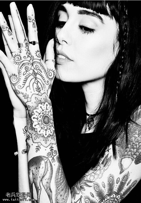 风格特立独行模特兼纹身师 Hannah Snowdon