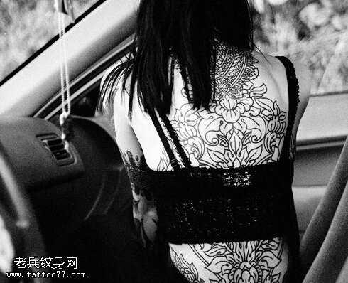 风格特立独行模特兼纹身师 Hannah Snowdon