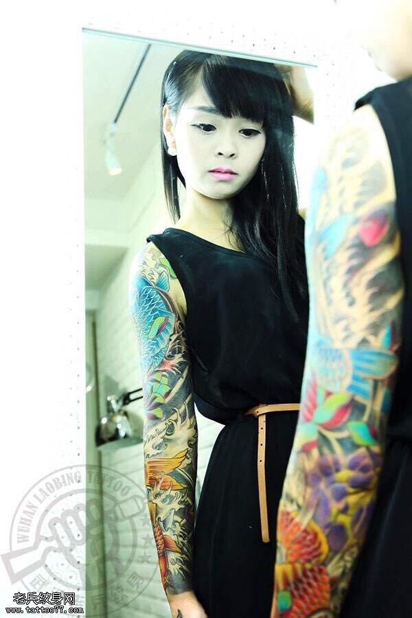 武汉老兵纹身店打造的2014年最帅的美女鲤鱼大花臂纹身作品1