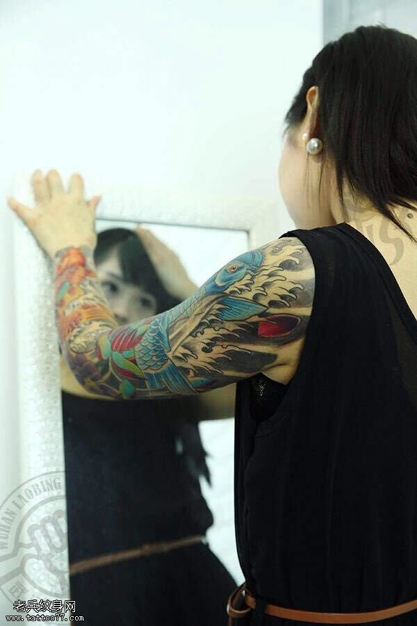 武汉老兵纹身店打造的2014年最帅的美女鲤鱼大花臂纹身作品