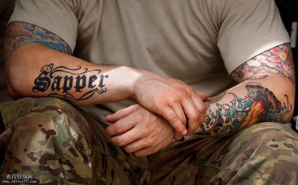美国大兵手臂纹身秘有纹身终于可以当兵了！！！