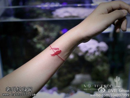 红色小清新鸟纹身图案