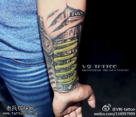 帅气逼真机械手纹身图案