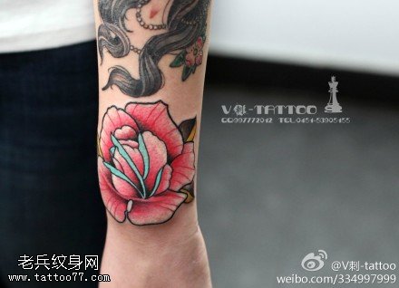 红色花纹身图案