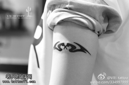 唯美两只黑天鹅纹身图案