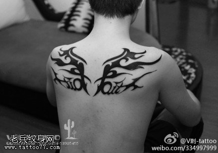 黑色酷帅翅膀纹身图案